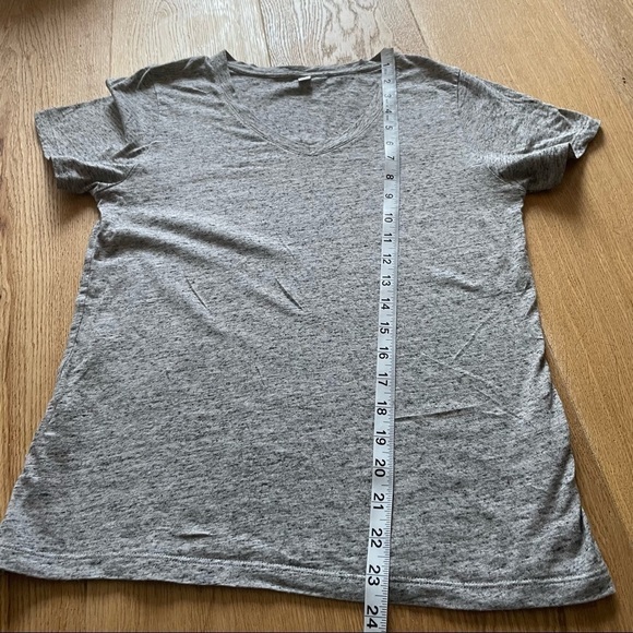 UNIQLO HEATHER GREY V-NECK  -TEE - XS - Picture 11 of 12